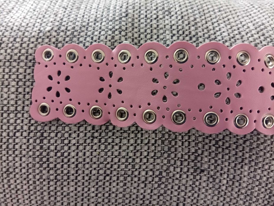Cinto cor de rosa com desenhos de flores