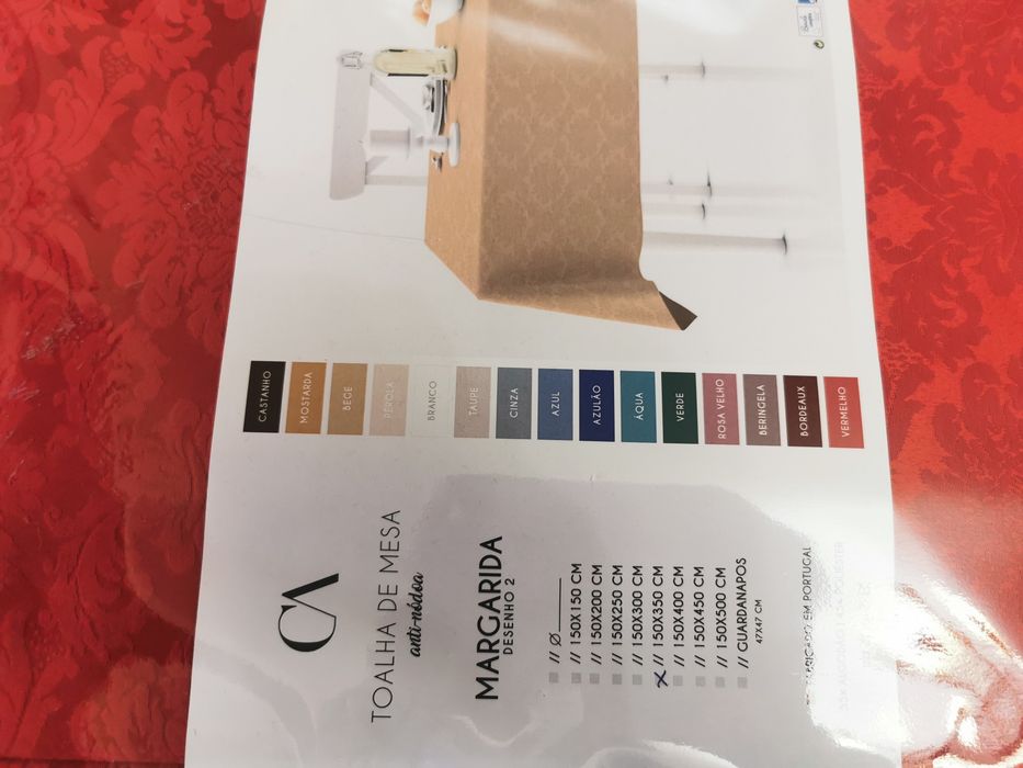 Toalha grande em vermelho.