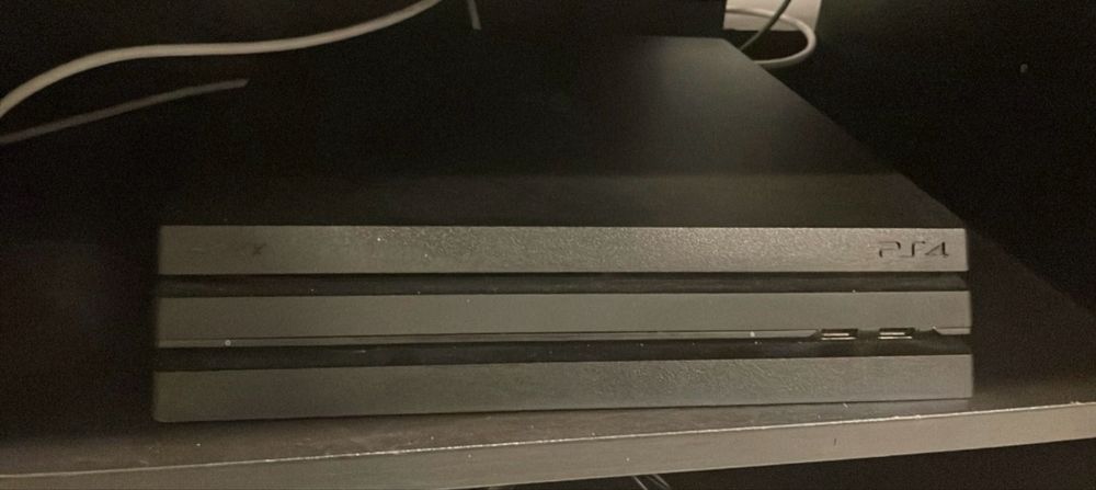 PS4 pro 1TB- semi novo, apenas 5 meses de uso