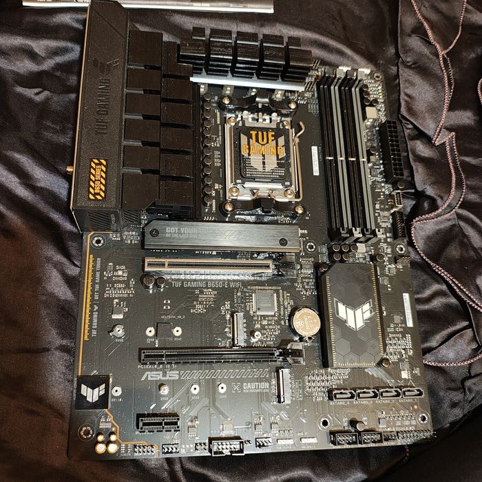 Материнська плата Asus Tuf Gaming B650E-WIFI