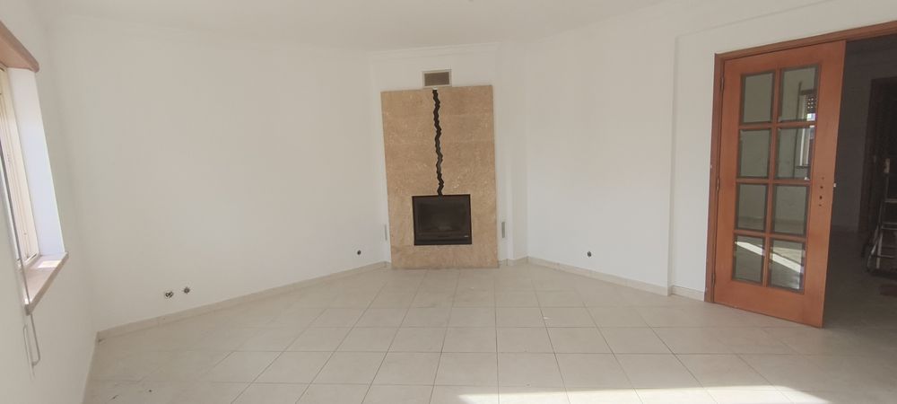 Alugo T5 Duplex com 3 WCS 5 quartos e parqueamento