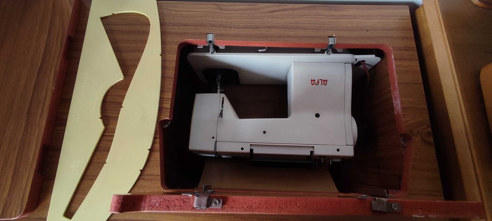 Máquina de costura Alfa incorporada em movel