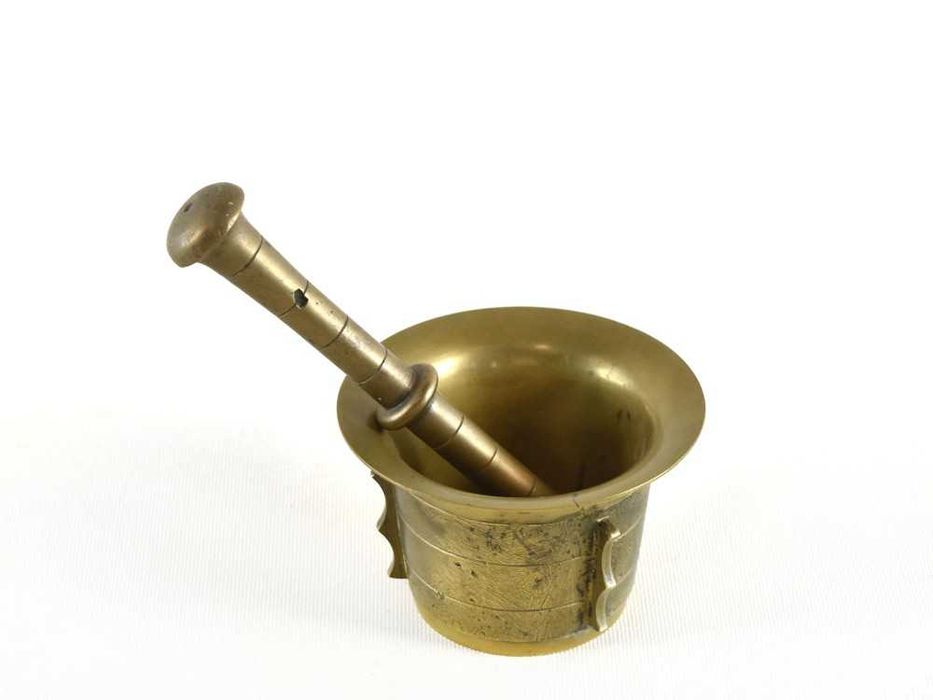 lmofariz antigo com pilão em bronze trabalhado.