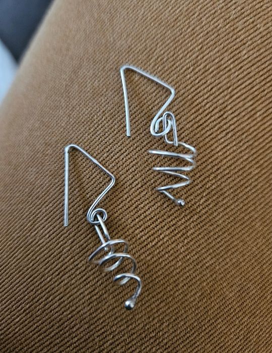 Brincos em prata em forma de espiral (NOVOS)

Os brincos medem 4cm

Em