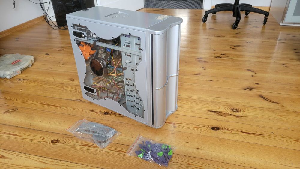 Komputer Intel Core2Quad Q9550 2,8 Ghz 6gb RAM, SSD 80gb HDD 320gb, GPU QuadroFX 3800, PSU 400W case Thermaltake