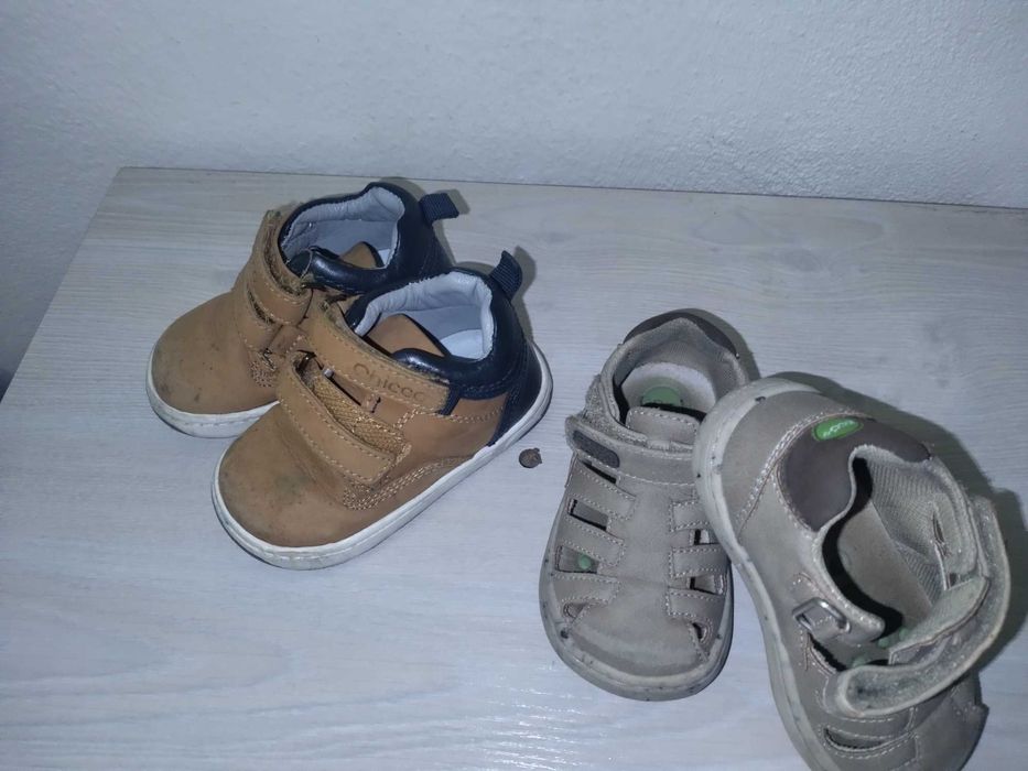 2 pares de sapatos de bebe