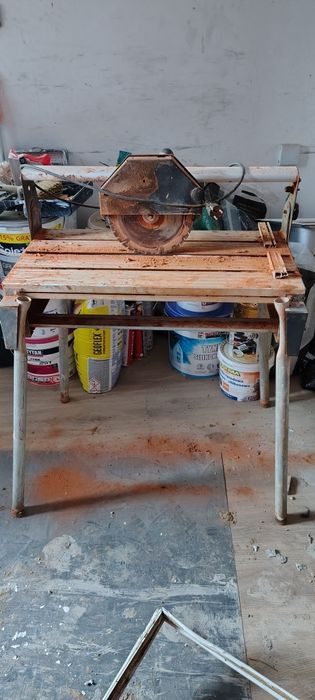 Piła do cięcia cegieł na plastry.