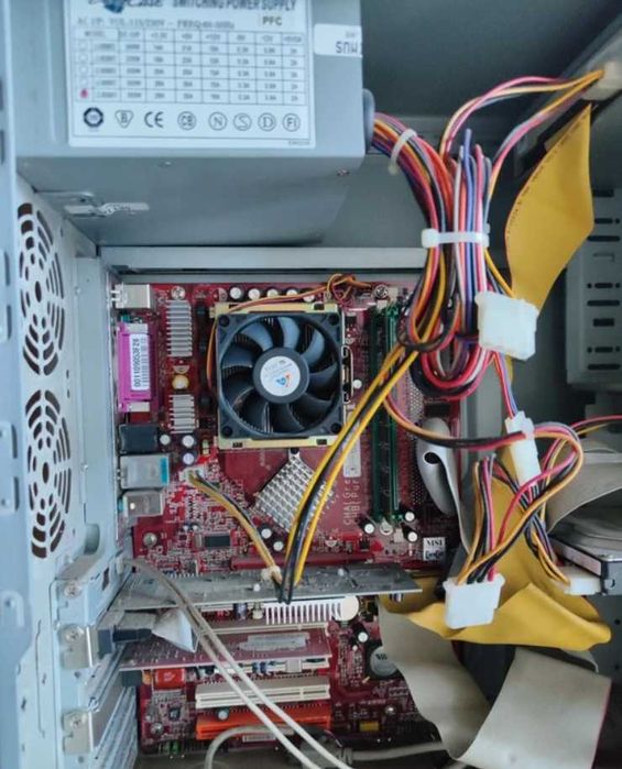Komputer retro Optimus z wyświetlaczem LCD