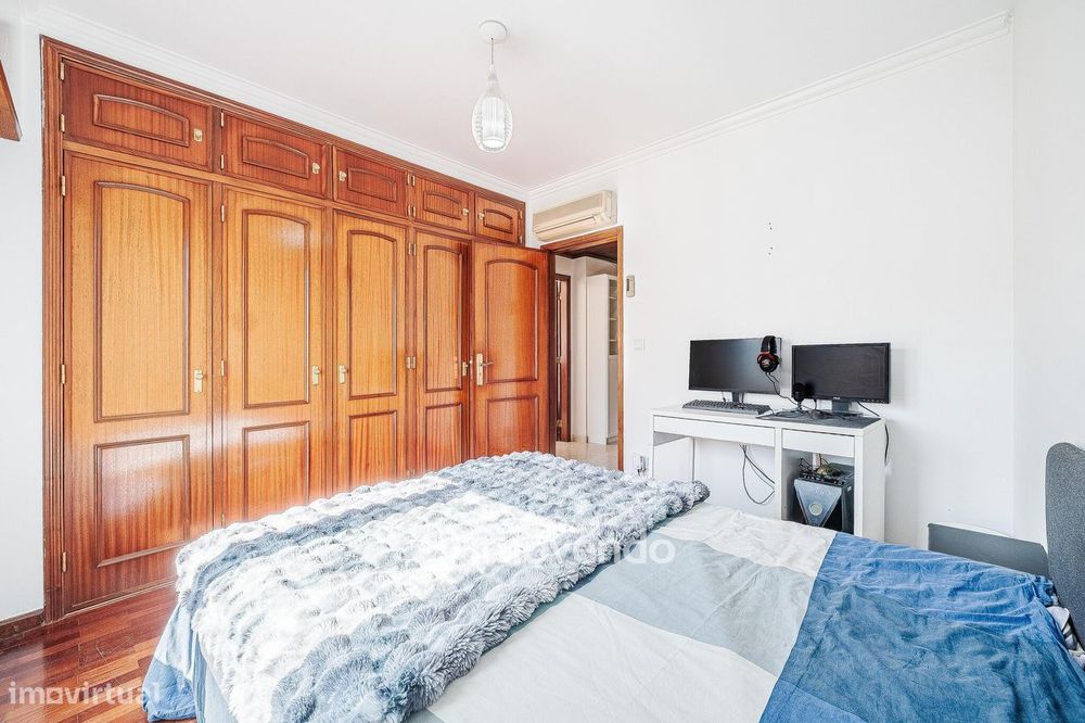 Apartamento T2, com lugar de estacionamento e arrecadação, na Ramada