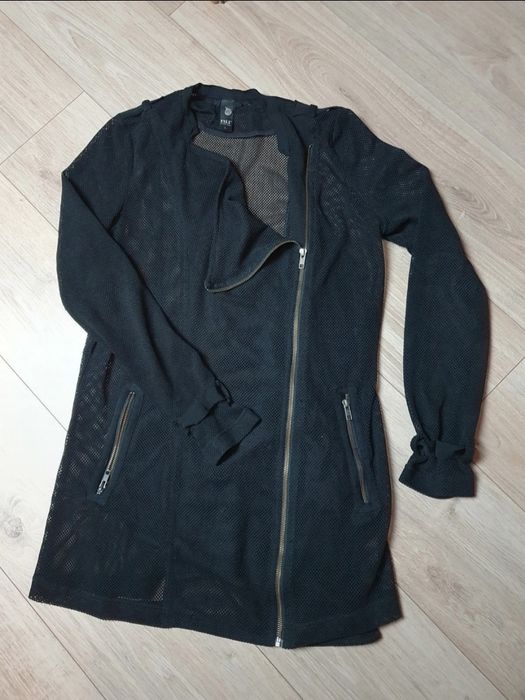 Czarna siateczkowa narzutka z zamkami – styl rockowy