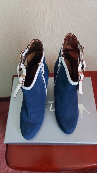 Продам женские ботинки