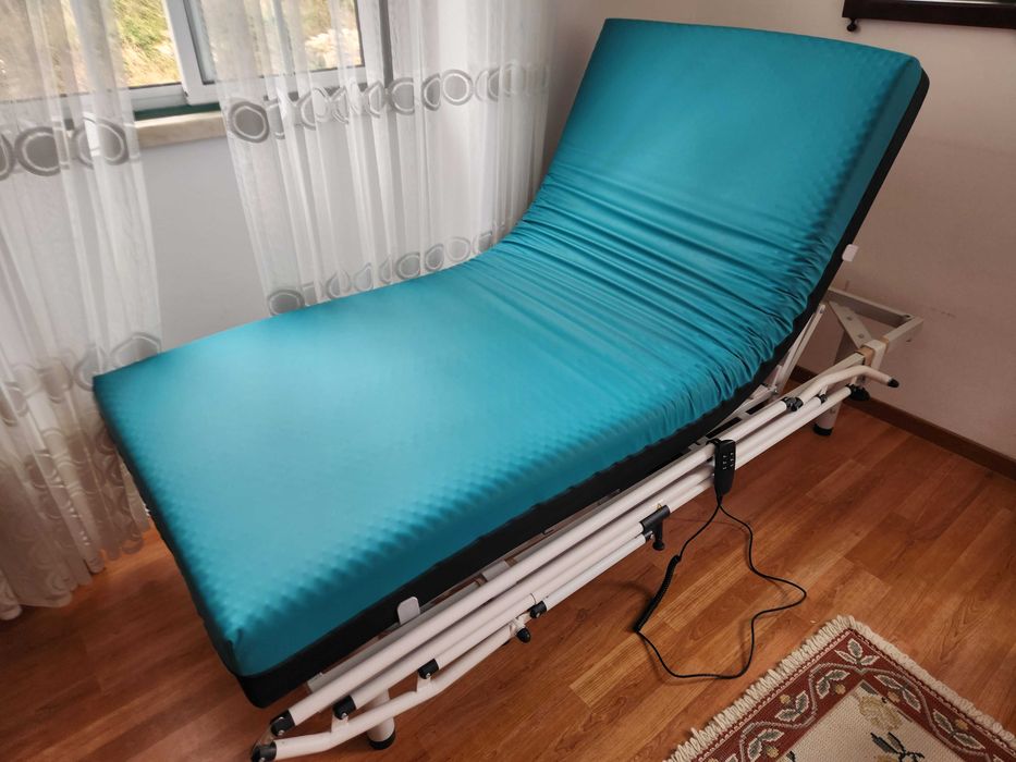 Cama hospitalar, articulada electricamente