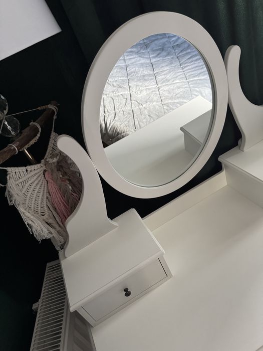 Toaletka biała z lustrem