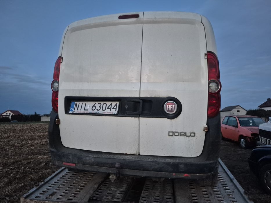 Części Fiat doblo II 1.6 multijet lampa maska drzwi błotnik lusterko
