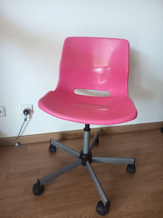 Cadeira rosa secretária