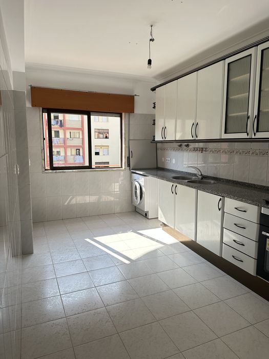 Quarto casal/ solteiro perto da estaçao Cacém