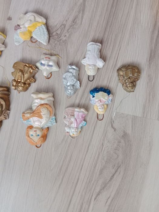 Własnoręcznie robione ozdoby na choinkę figurki z gipsu
