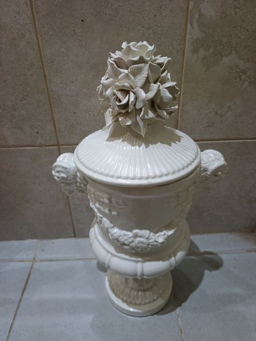 Vaso neoclássico em porcelana