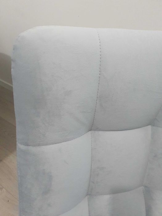 4 cadeiras em tecido aveludado com pés em ferro fundido