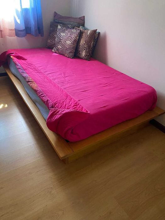 Conjunto de cama de solteiro, estante e guarda-roupa