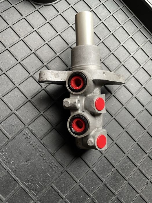 Головний тормозний циліндр пежо 5008,3008.