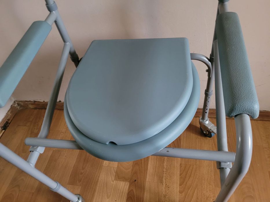 Складаний стілець-туалет VH606 з регулюванням висоти, на колесах.