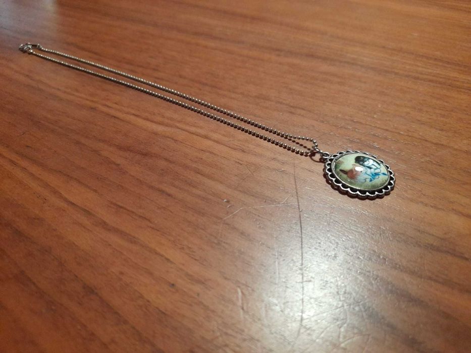 Fio com pendente com dois gatinhos. Preço: 4 eur
