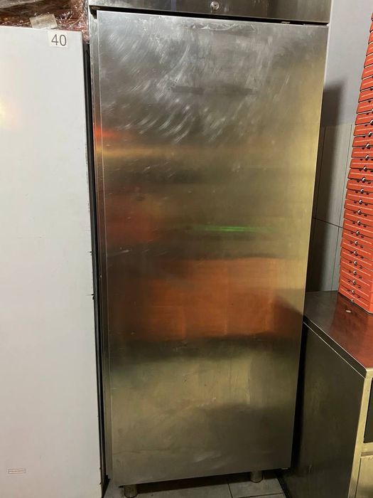 Продам професійний холодильник