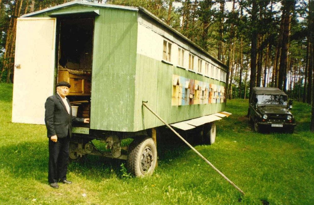 Вагон-пасіка на колесах до 50 вуликів. Бджолопавільйон. Пасіка.