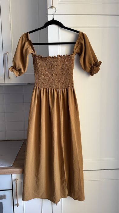 Дуже гарна дизайнерська сукня з відкритими плечима