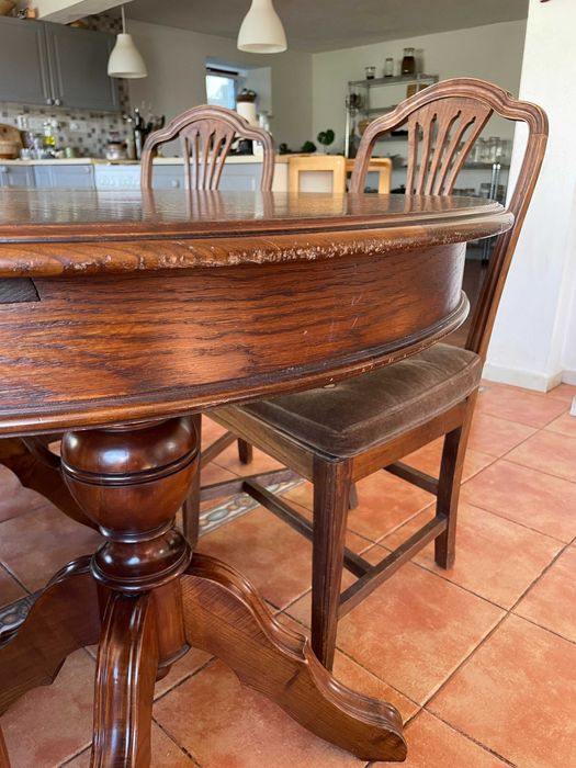 Mesa de jantar em madeira maciça com cadeiras