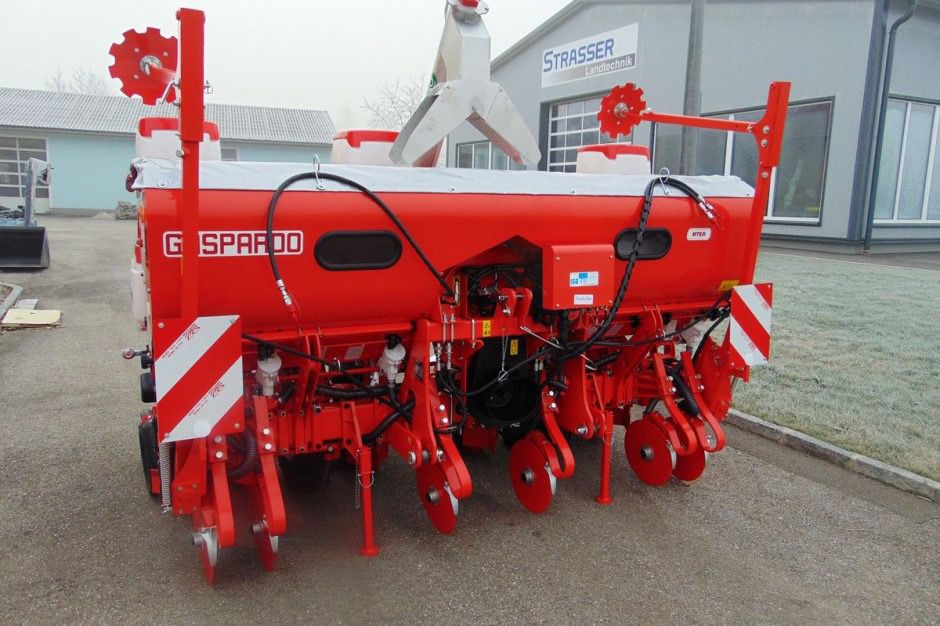 Siew kukurydzy nowym siewnikiem GPS RTK