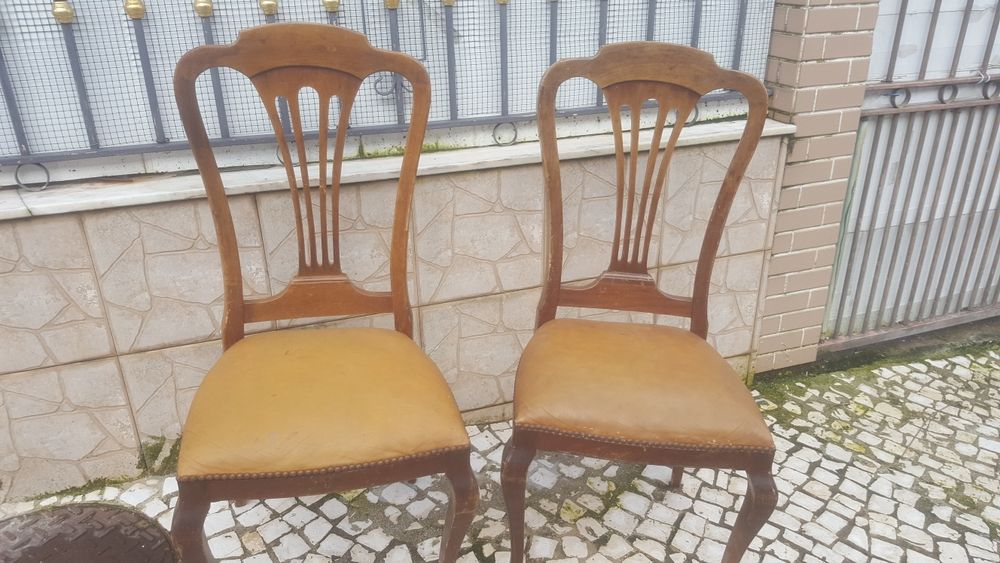 2 cadeiras  em madeira  acento  em napa em bom estado