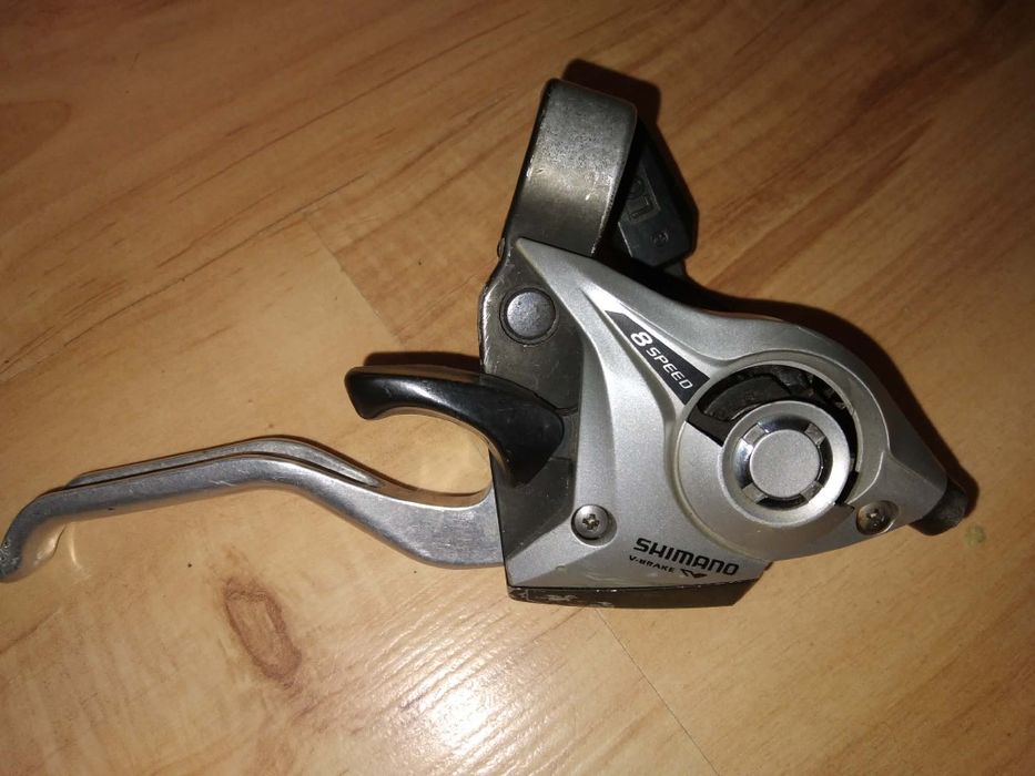 Prawa klamkomanetka Shimano ST-EF-51-8R.