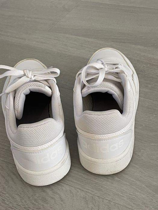 Ténis adidas brancos em pele como novos