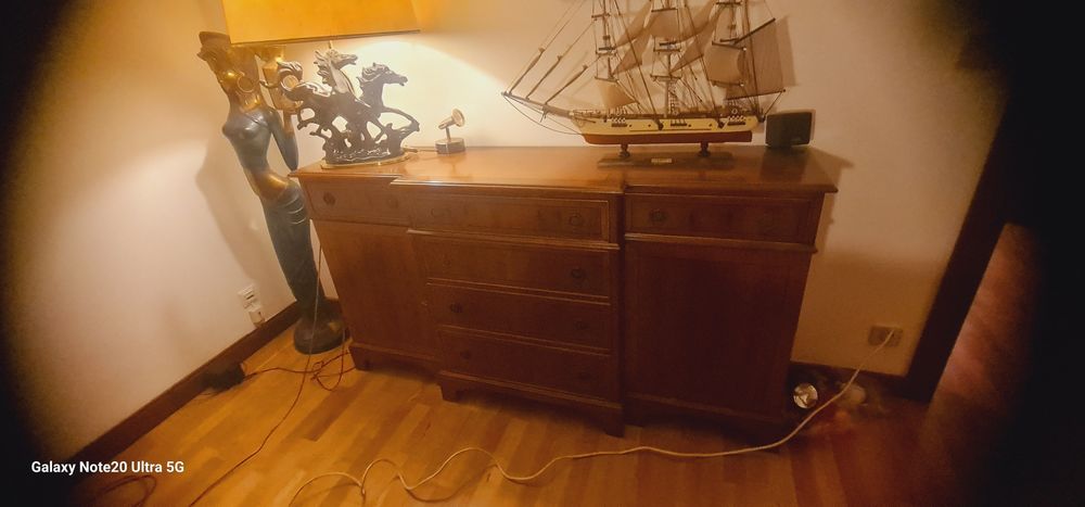 Candeeiro com figuras de cavalo. Muito bonito.