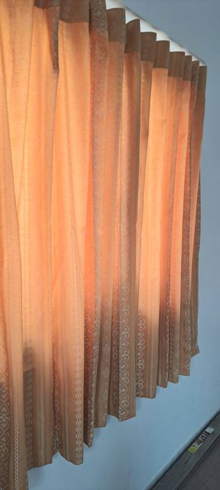 Par de cortinados em brocado, amarelo torrado