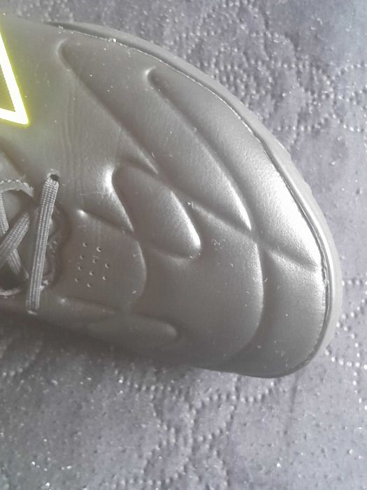 chuteira New Balance Furon V8 Elite TF (ou da versão Team correspondente), especificamente desenhada com uma sola TF (Turf) para relva sintética.