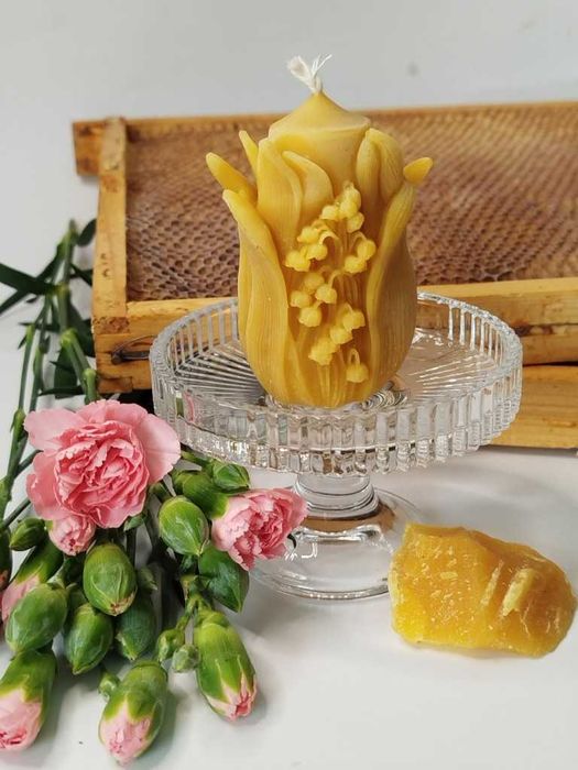 Świeca z konwaliami z wosku pszczelego