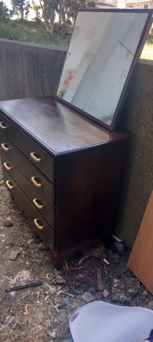 Comoda mogno com 4 gavetas e espelho