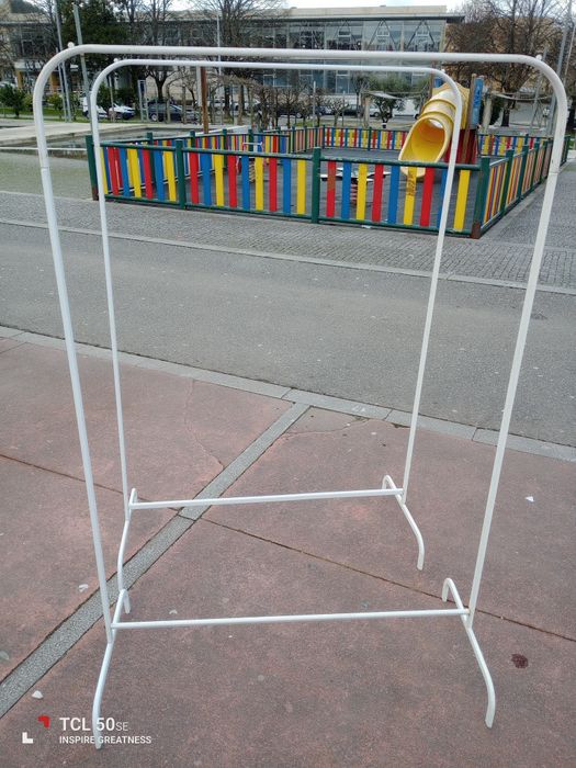 Dois expositores de roupa em estado razoável. 10€ cada um.