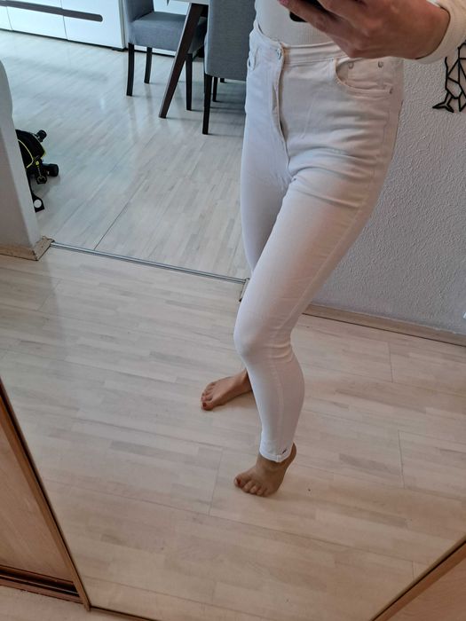 Białe dżinsowe spodnie 34