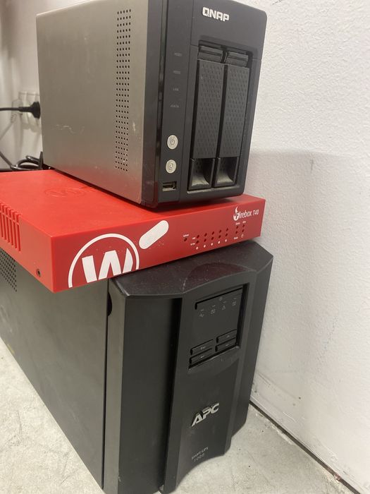 Router/firewall + NAS + UPS