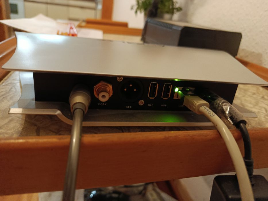 Auralic Aries LE Streamer + Sbooster