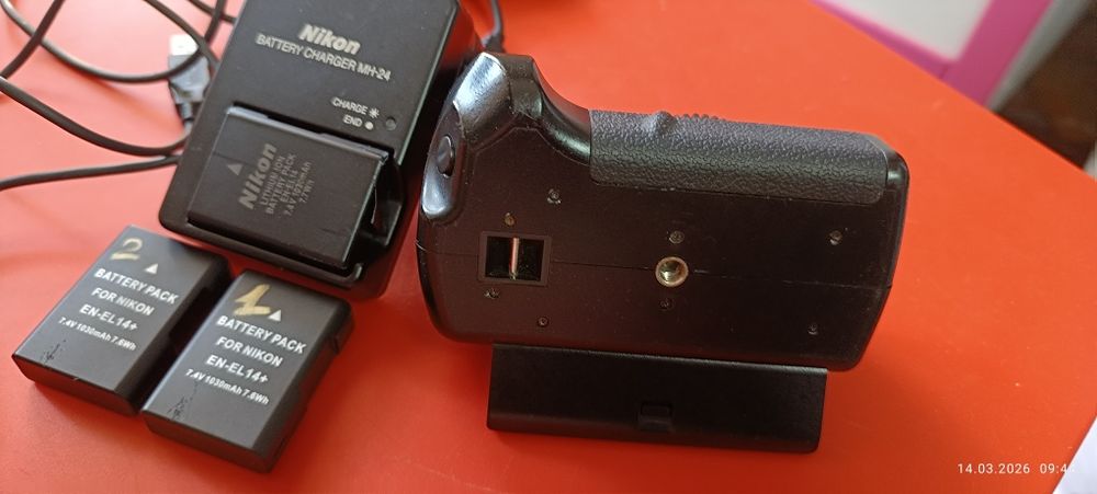 Батарейный блок с зарядкой и 3 аккум nikon d5100, 5200, 5300 цена 1800