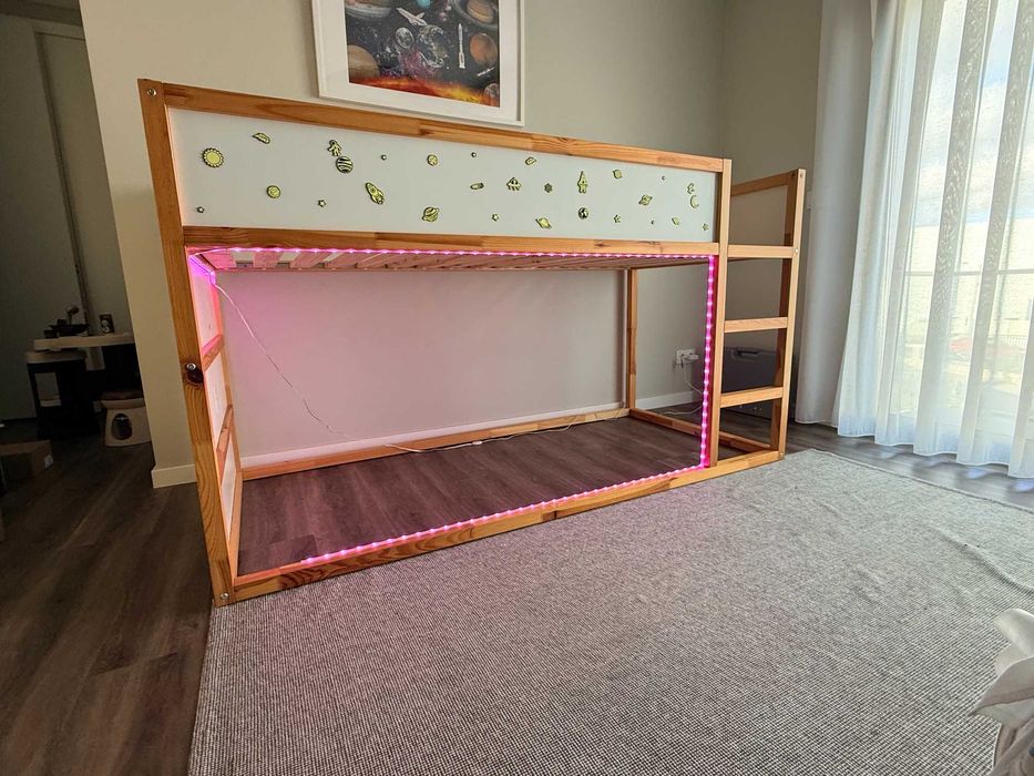 Cama reversível com escadas, Iluminação LED integrada
