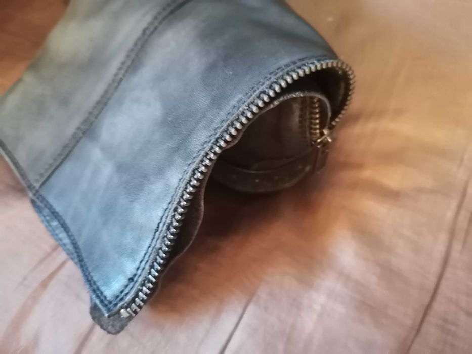 Botas Homem n° 43, marca H&M, cano pelo tornozelo, com fecho atrás