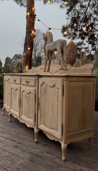 Ludwikowska komoda w stanie surowym