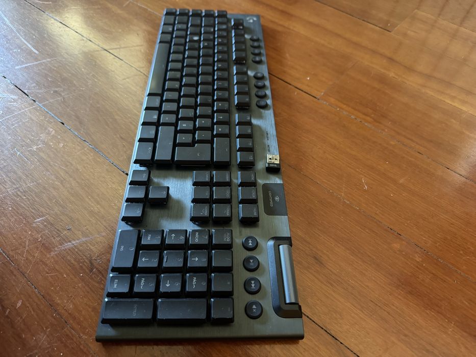 Teclado g915 mecânico (sem carregador/ tecla s com cor desgastada)