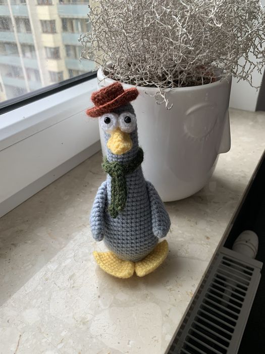 Maskotka amigurumi Gęś w kapeluszu